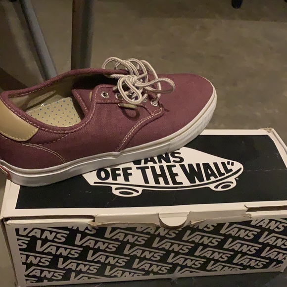 Men Size 9 pair of Vans. - Picture 2 of 4